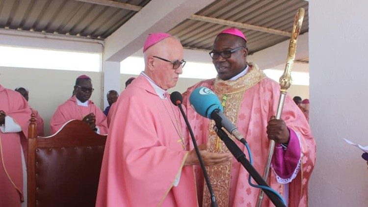 Dom. Queiros (E) e Dom. Zeca Martins (D), no Huambo, Angola