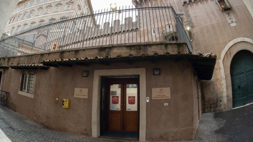 Papa dona nuovo ambulatorio per senzatetto e pellegrini