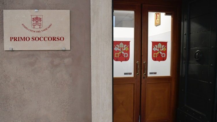 Das Gesundheitszentrum „Mutter der Barmherzigkeit“ unter den Kolonnaden des Petersplatzes