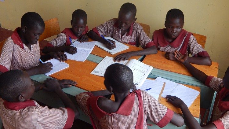 Ragazzi africani durante attività scolastiche 
