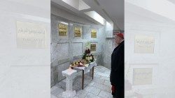 Preghiera presso la tomba dei sacerdoti uccisi nell’attentato terroristico del 2010 nella cattedrale Siro Cattolica di BaghdadAEM.jpg