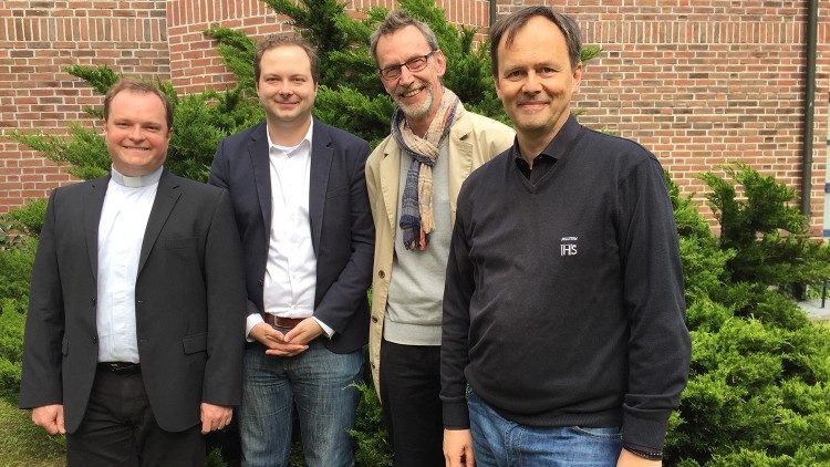 Die Vorstandsmitglieder Waldmüller, Chwalek und Lichter mit Pater Bernd Hagenkord SJ