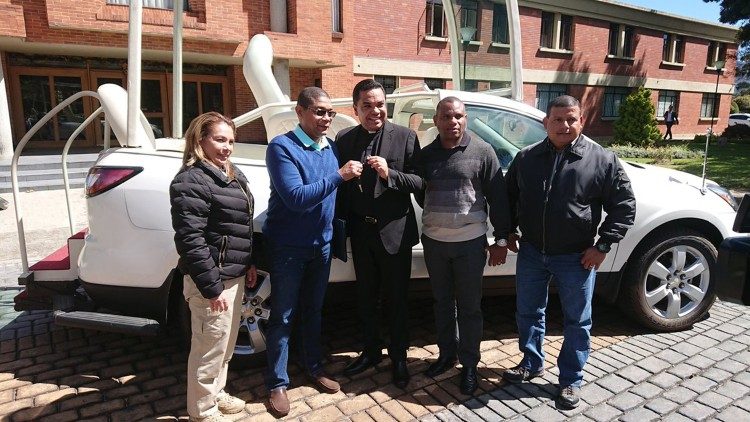 Entrega da chave do papamóvel aos panamenhos, na manhã do dia 26 de dezembro