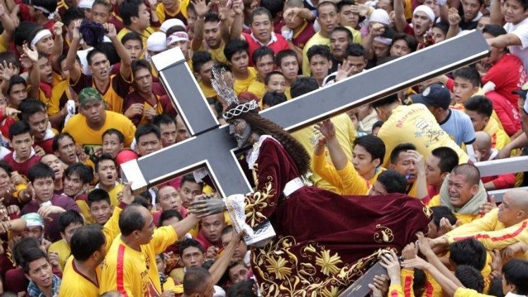 Manila: a estátua do Nazareno Negro durante a procissão