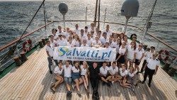 il gruppo e padre Mikal ok.jpg