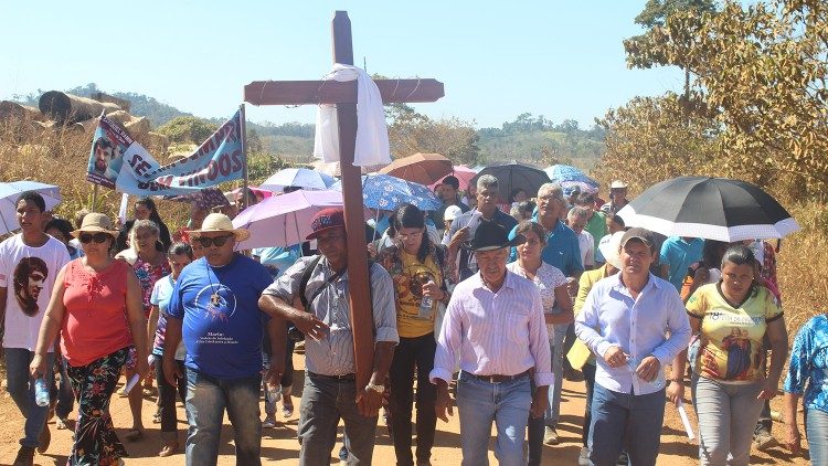 La marcia che i campesinos e gli indios di Rondonia e Mato Grosso organizzano ogni anno, il 24 luglio, nel luogo del martirio di padre "Lele"