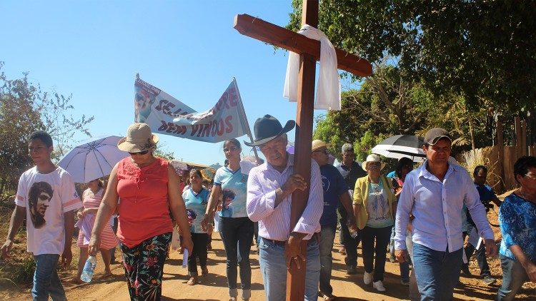 La marcia che i campesinos e gli indios di Rondonia e Mato Grosso organizzano ogni anno, il 24 luglio, nel luogo del martirio di padre "Lele"
