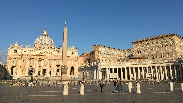Praça São Pedro, ao fundo, a Basílica Vaticana e, à direita, o Palácio Apostólico