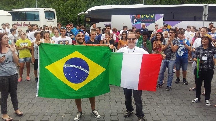 Estacionamento do posto de gasolina na Polônia onde jovens tocaram, cantaram e dançaram