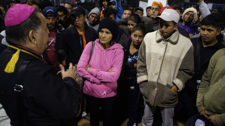 Migrantes con el primado de los anglicanos latinoamericanos en Canadá