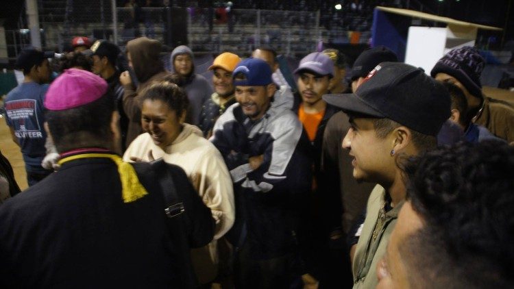 Migrantes con el primado de los anglicanos latinoamericanos en Canadá