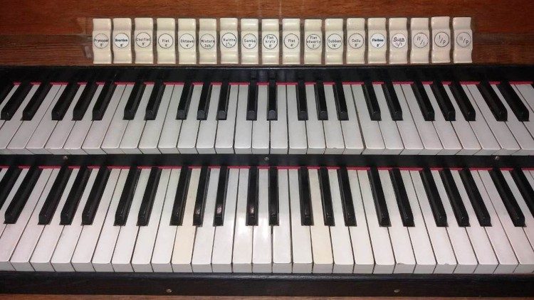 Пульт аргана ў лельчыцкім касцёле