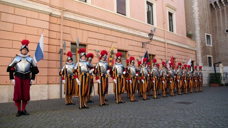 Nowe hełmy na głowach gwardzistów szwajcarskich
