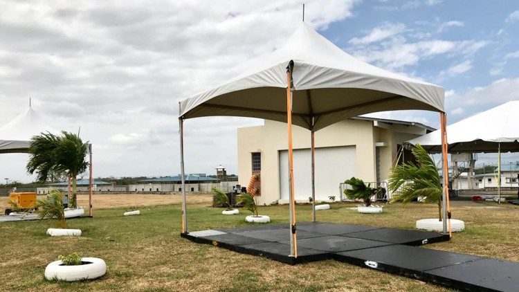 03b Deca - Carcere Il gazebo che il Papa userà per le confessioniAEM.jpg