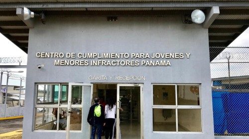 03e - Deca - Ingresso del carcere di PacoraAEM.jpg