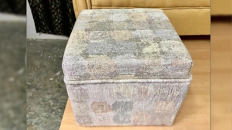 Sedile realizzato per il Papa nel laboratorio di tappezzeria