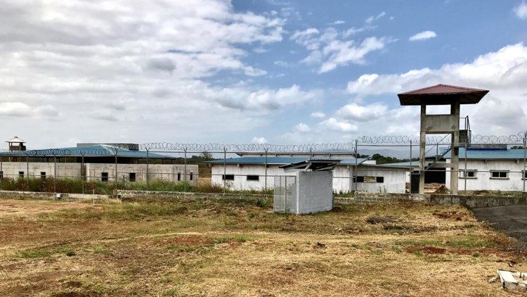 03m - Deca - Carcere Una vista della recinzioneAEM.jpg