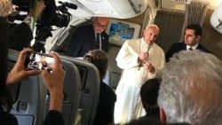 IL PAPA IN VOLO VERSO PANAMA.jpg