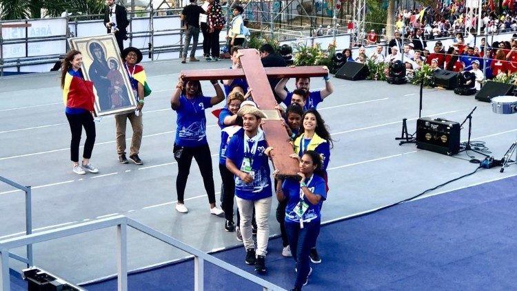 Jovens carregam a Cruz e o ícone da Salu Populi Romani na cerimônia de abertura da JMJ Panamá