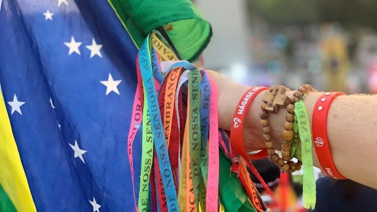 Voluntária leva 2 mil fitinhas coloridas para o Panamá