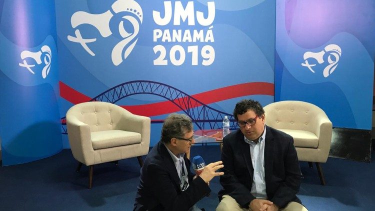 Rabbi Gustavo Kraselnik (r) speaking to Seàn-Patrick Lovett.