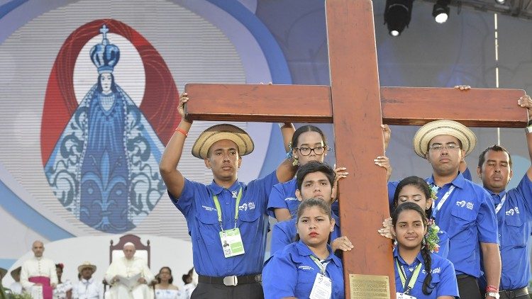 Jovens com a Cruz da Jornada Mundial da Juventude, Panamá