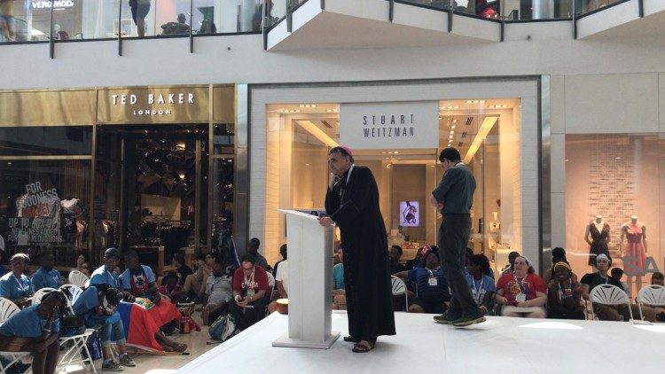 Catéchèse de Mgr Dominique Lebrun dans un centre commercial de Panama, le 24 janvier 2019.