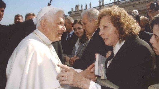 Lok Cahana con Benedetto XVI.jpg