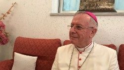 vescovo Paulo hinder Abu Dhabi.JPG