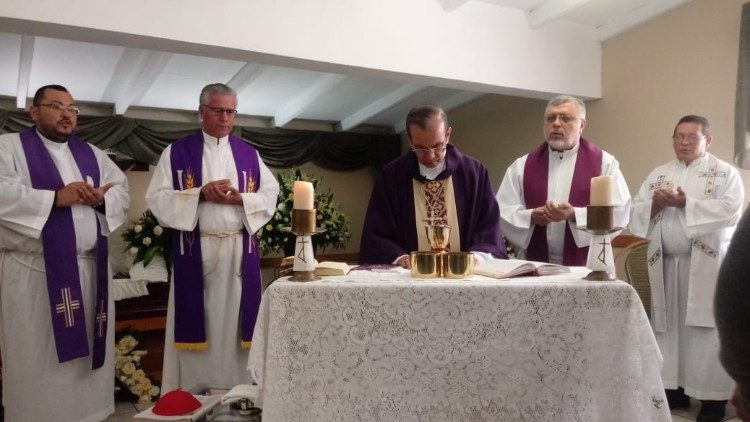 Misa de Exequias presidida por el cardenal Gregorio Rosa Chávez