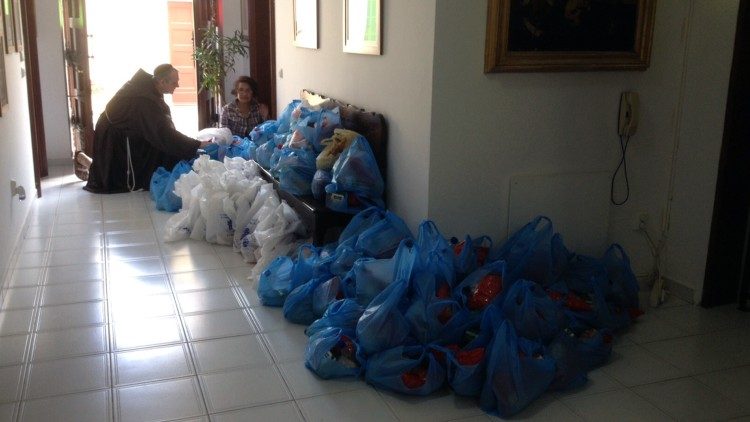 Fra Luke Gregoy sempre disponibile all'accoglienza e all'ascolto di centinaia di uomini, donne e bambini provenienti dal Medio Oriente e dal nord Africa 