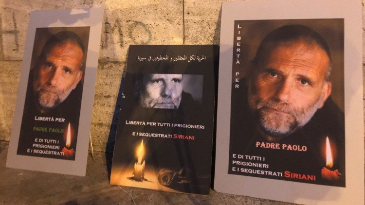 Portraits de Paolo Dall'Oglio lors d'une veillée en février 2019.