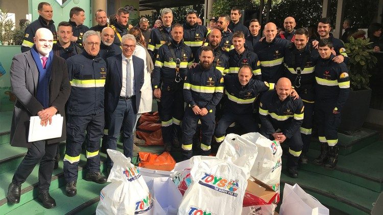 2019.02.14 Vigili del fuoco Vaticano portano doni ospedale Bambino Gesù