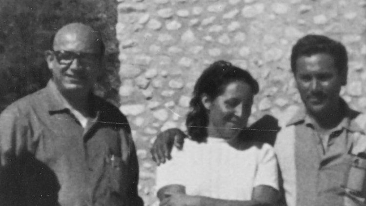 Con la moglie e mons. Angelelli Carletti