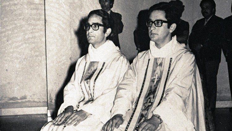 Padre Carlos de Dios Murias durante l'Ordinazione sacerdotale