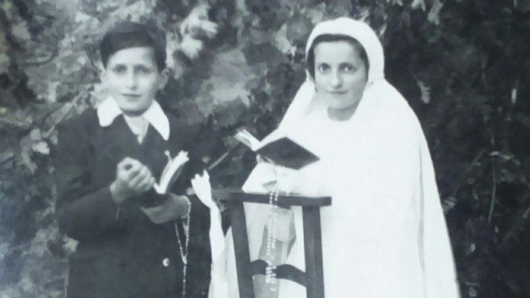 Con la sorella Denise il giorno della Prima Comunione