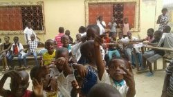 CRIANÇAS DO BAIRRO CAMPISMO LUANDA.jpg