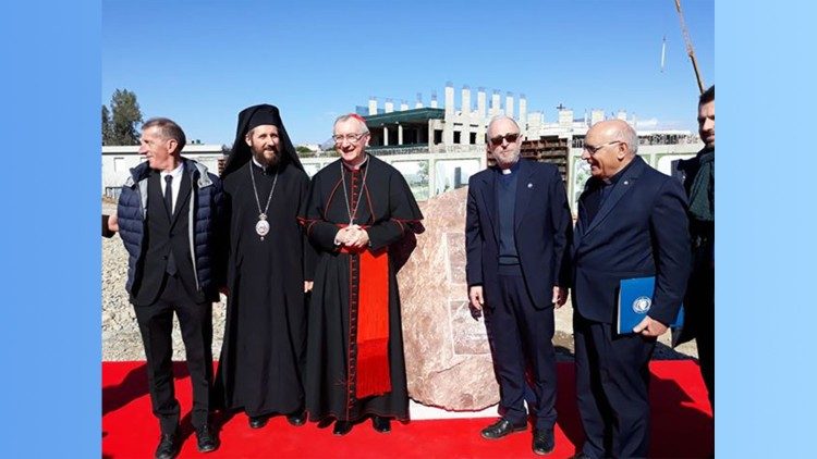 Kard. Parolin, poświęcenia kamienia węgielnego pod nowy szpital w Albanii
