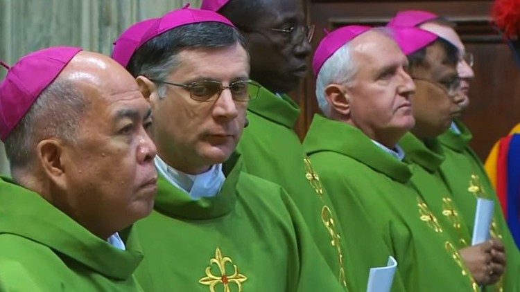 Maaskofu na wakuu wa mashirika wanao wajibu wa kwanza kabisa