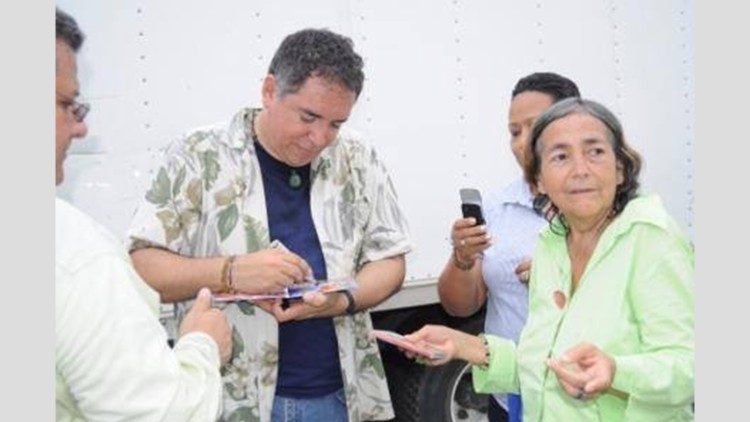 Guillermo Anderson. Firmando autógrafos