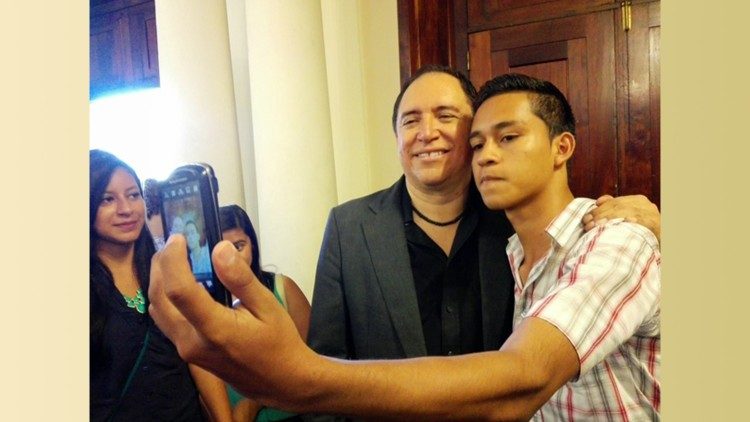 Guillermo Anderson. Un selfie con sus admiradores