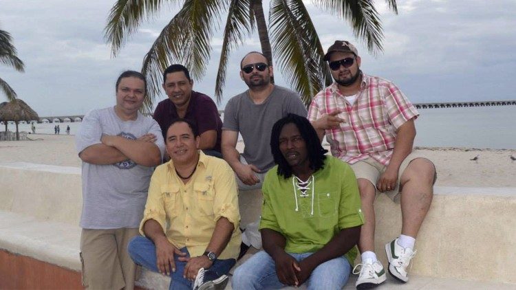 Guillermo Anderson con su banda musical en México antes de un concierto. Max Urxo y Manuel López entre ellos