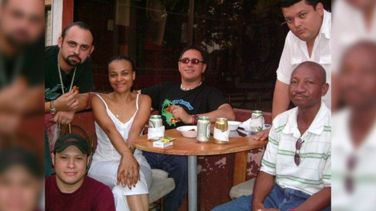 Guillermo Anderson compartiendo con amigos