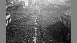 2019.02.27 Pio XII 1950 piazza piena.jpg