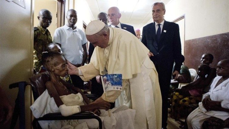 Papst Franziskus beim Besuch eines Krankenhauses in Bangui im November 2015 