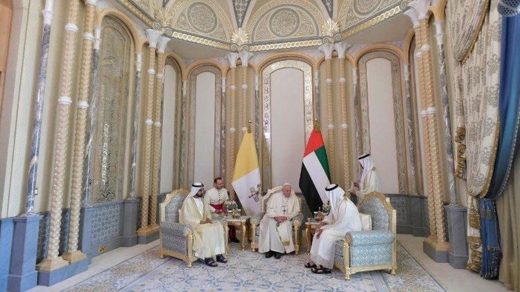 Franziskus 2019 kurz nach seiner Ankunft in den Emiraten