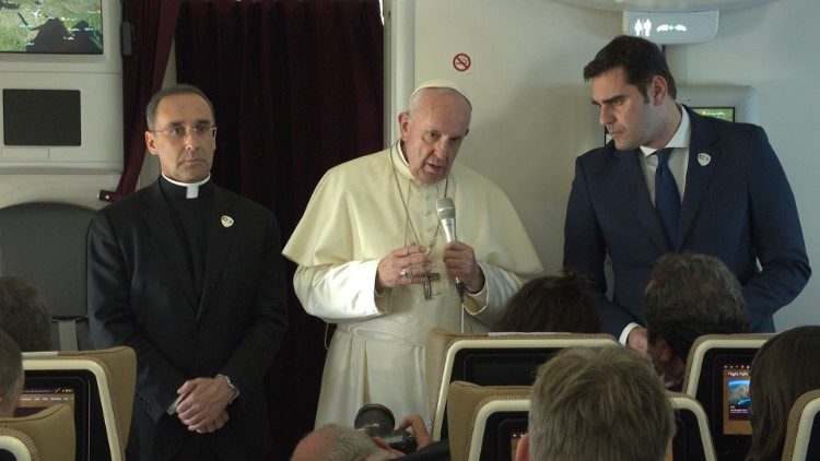 Le Pape à bord de l'avion retour Abu-Dhabi-Rome, le 6 février 2019. 