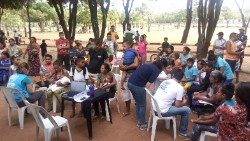 Equipe do ACNUR cadastra indígenas Warao na paraça.jpg