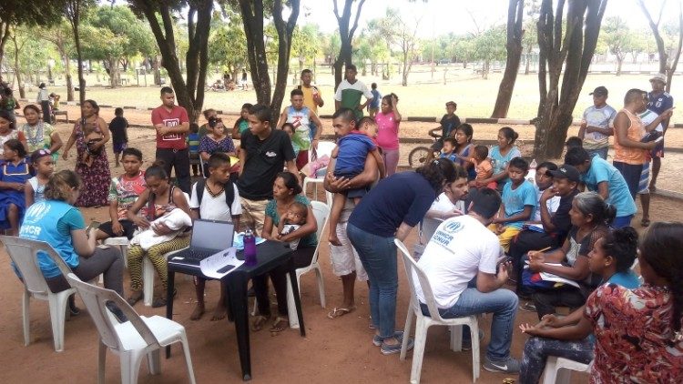 Equipe do ACNUR cadastra indígenas Warao na paraça.jpg