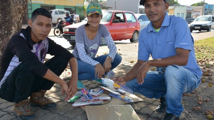 Família se prepara para mais um dia de trabalho. 10 pessoas devidem um aluguel de 600 reais.jpg